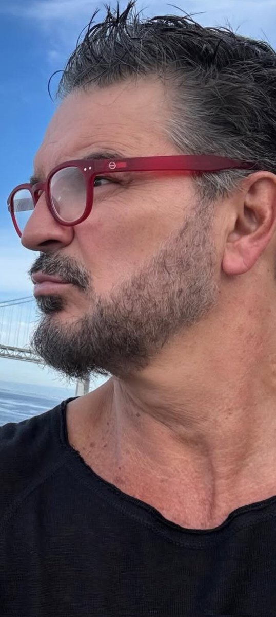 SolMariam36's tweet photo. @Ricardo_Arjona En que liga de belleza juegas Ricardo? 🔥🔥🔥
Esas Canas te hacen tan irresistible!!! https://t.co/hqELimRJki