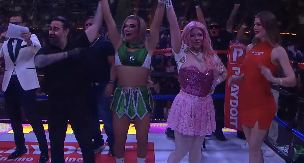 EditorMzt's tweet photo. ¡TRIUNFO EN EL RING! 🥊🔥
La Kyliez y Georgina se llevan la victoria en su debut dentro de Ring Royale.👑✨
#RingRoyale #Victoria #Boxeo #FightNight #Ganadoras #TeamKyliez #TeamGeorgina #RingRoyaleMX #Combate #NocheDePelea 🔥🥊 https://t.co/mRZuqWkaDp