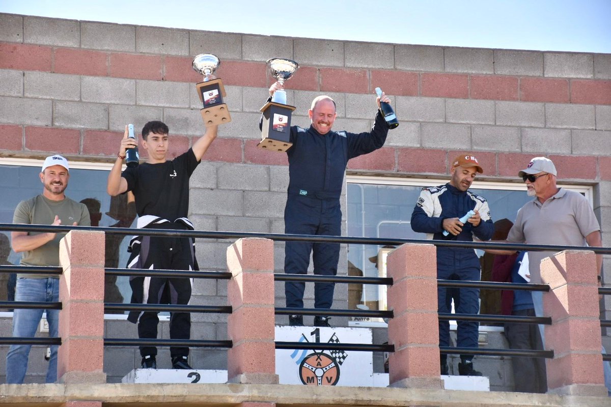 Estuve presente en el autódromo Mar y Valle acompañando la apertura del campeonato de automovilismo regional, en una jornada muy especial donde el TC Patagónico celebró su carrera número 300.

El automovilismo es parte de la historia deportiva de Trelew y reúne a pilotos, equipos