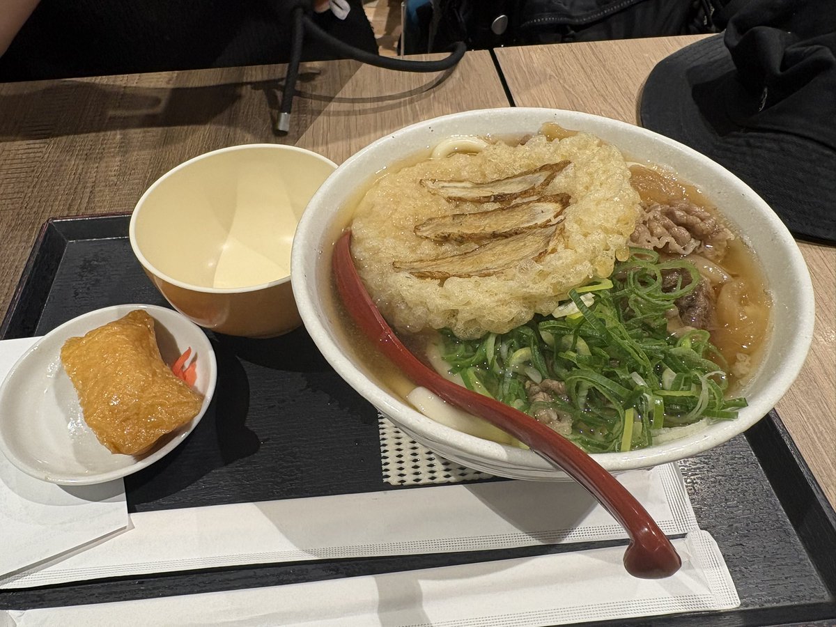 chees01's tweet photo. 本日より3連休で、独立した元上司達に会いに福岡旅行✈️とりあえず旦那さんの要望で着いて即うどん。 https://t.co/pTWsLCu0Bb