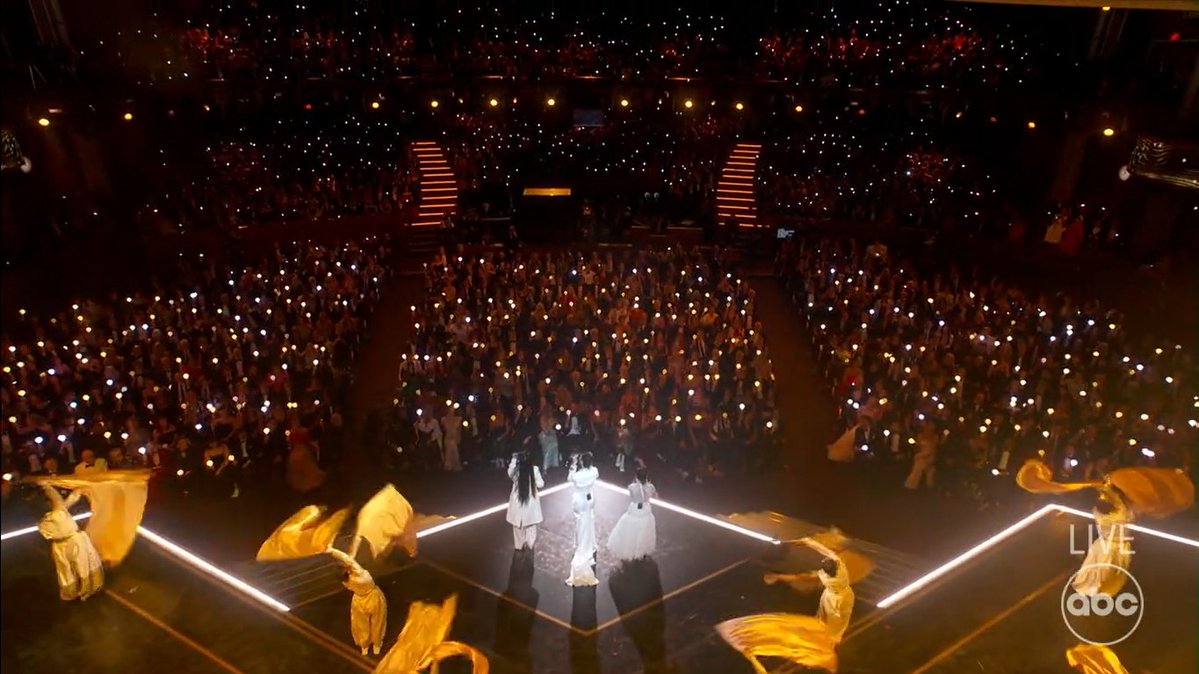 BenedictaLL's tweet image. the #Oscars KPopification is REAAALLL bcs wdym they gave everyone light stick for Golden performance whoaahhh