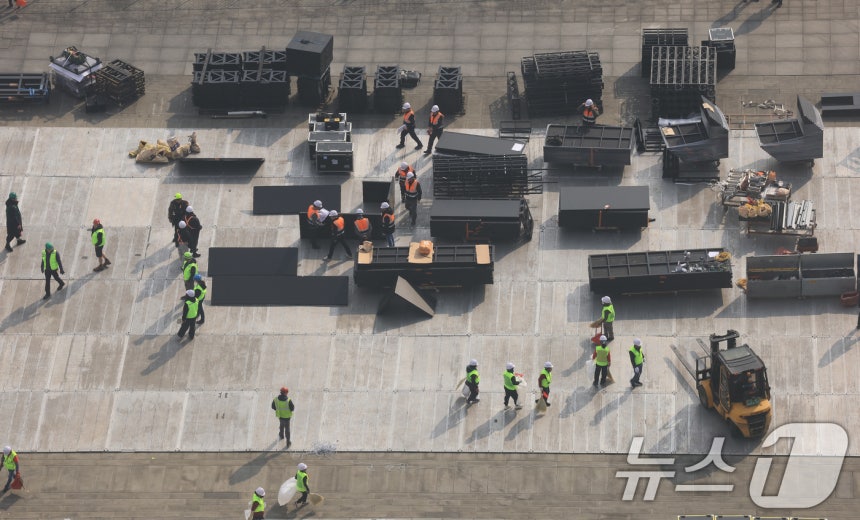 สื่อรายงานว่าตอนนี้กำลังเซ็ทอัพเวทีคัมแบ็กโชว์ของ BTS ที่ควังฮวามุน กรุงโซล