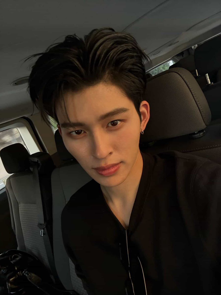 หล่อโคตร แต่โสดมั้ยไม่รู้นะ เพราะอีก 10 ปีข้างหน้า เขาให้คนคนนึงเข้าบัญชีธนาคารได้อะดิ