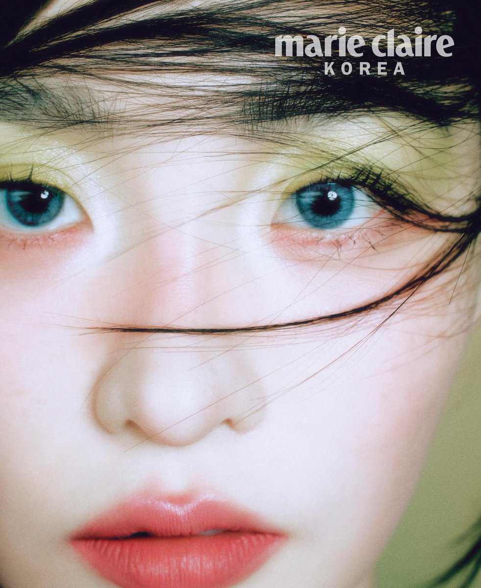 for_minggu_'s tweet photo. 한겨울에 <마리끌레르>를 찾아왔던 배우 김민하를, 꽃이 피는 봄에 다시 만났습니다. 기척도 없이 사뿐하게 내려 앉은 봄을 김민하의 말간 얼굴 위에 표현했습니다. 처음 보는 김민하의 새로운 얼굴은 <마리끌레르> 4월호에서 곧 공개됩니다 https://t.co/Gr7SAADk8v