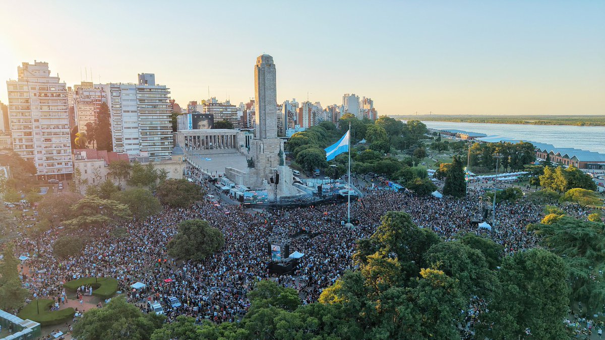 ferasegurado's tweet photo. Lo de hoy requiere decisión política, equipos de trabajo comprometidos y generosidad artística. Mi reconocimiento a @FitoPaezMusica @maxipullaro @pablojavkin @CulturaRosario @CulturadSantaFe y equipos 👏👏👏 https://t.co/GUNjp2Iklx