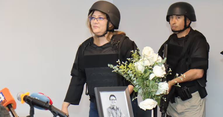 La EX mujer de Fernando Villavicencio tiene que estar presa Ya complice del Magnicidio del eterno #DonVilla, nunca dude que está sinverguenza tenia que estar metida en este caso que enluto al pueblo Ecuatoriano..
<a href="/FiscaliaEcuador/">Fiscalía Ecuador</a> 
<a href="/PoliciaEcuador/">Policía Ecuador</a>