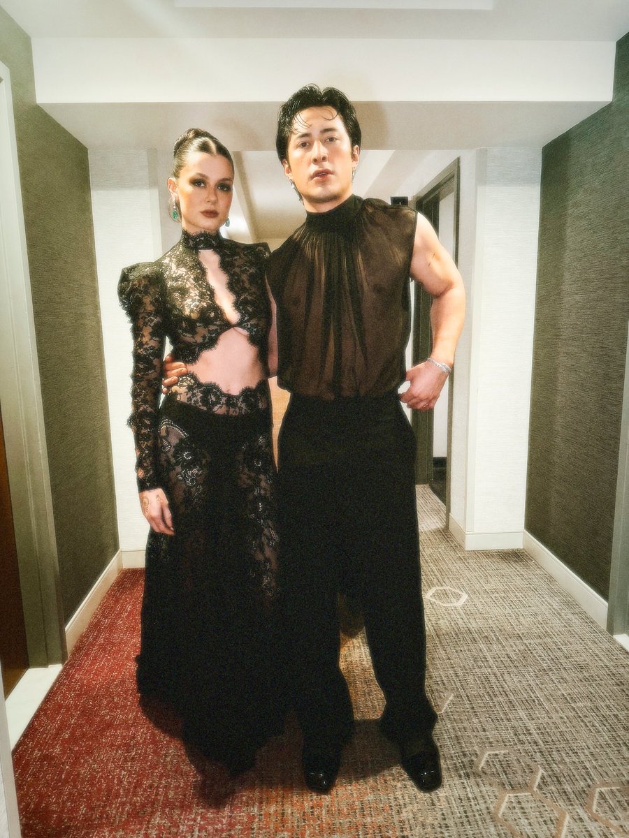New images of Hudson Williams and his girlfriend for the Vanity Fair #Oscars after party 🥰 (via by.aikaflores)