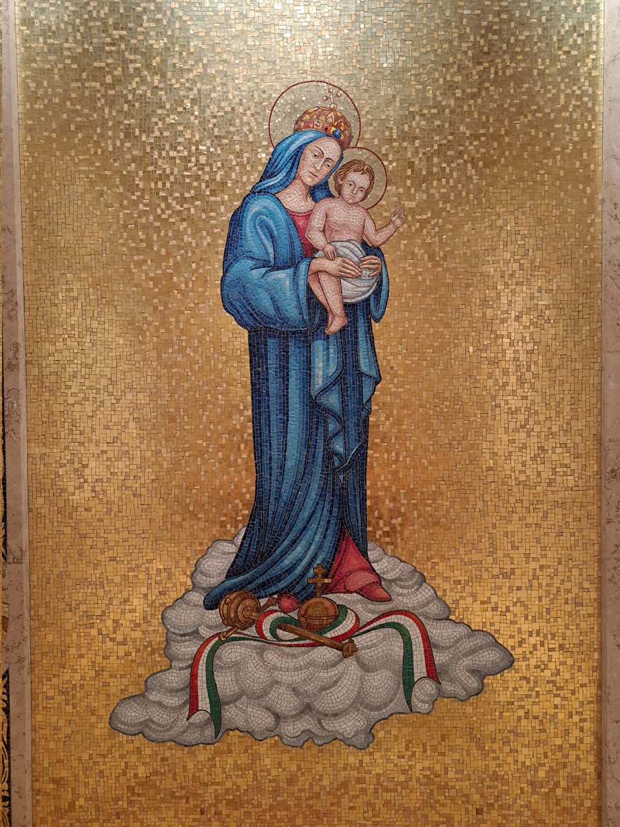 PilgrimBudapest's tweet photo. Un bellissimo esempio del lavoro dei mosaicisi di #Spilimbergo: Patrona d'Ungheria nell'omonima Cappella della National Shrine di #WashingtonDC, 2015 
🇭🇺🇺🇲🇮🇹 https://t.co/FcPHbHwyBT