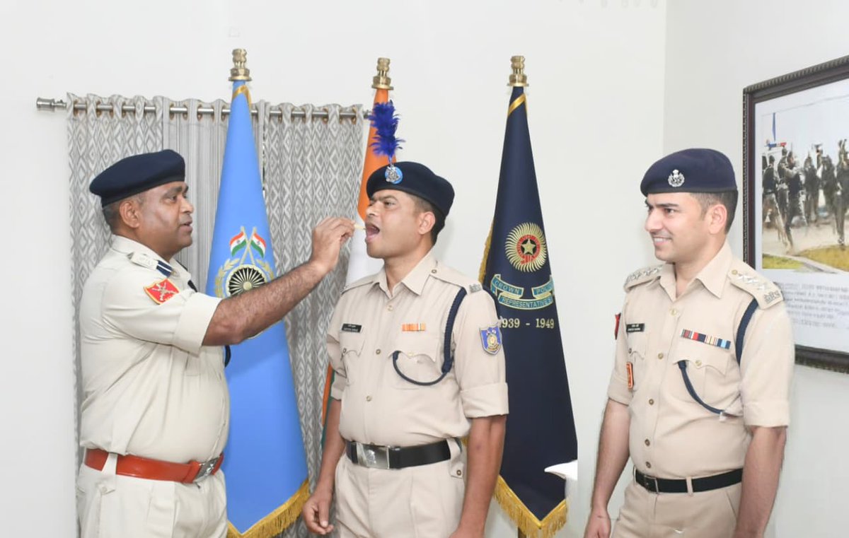 111CRPF's tweet photo. श्री गोपाल यादवा कमांडेंट महोदय ने अन्य वरिष्ठ अधिकारी की उपस्थिति में ऑनलाइन माध्यम से परिवार की उपस्थिति में CT/MMV SANTOSH KR. की पदोन्नति HC/MMV SANTOSH KR. के पद पर किया, मिठाई खिलाई गई एवं उनको एवं उनके परिवार को शुभकामनाएं दी| https://t.co/tyG39icElJ