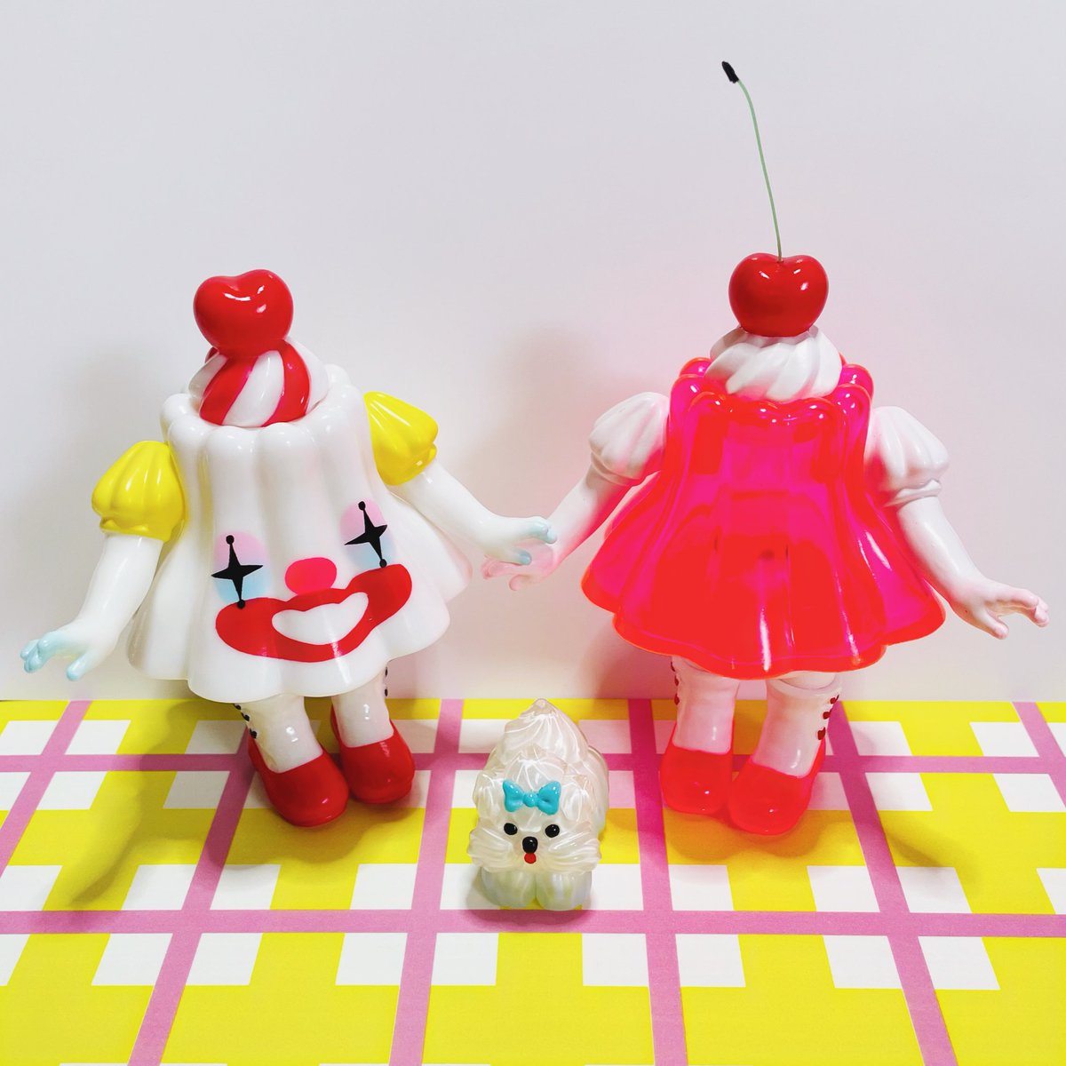 riri_jouet's tweet photo. インスタにも上げたけどこっちにも！
ソフピでみずほさんの所のゼリーちゃんをお迎え🍒
今回のピエロのミルクプディングちゃんは絶対にお迎えしたかったので本当に感謝です🤡🎪✨
どの色も魅力的なのでまたお迎えしたい🥰
キャンディーもありがとうございました🍭

＋𖥦＋仲間が増えた！ https://t.co/kb2HcU9Tod