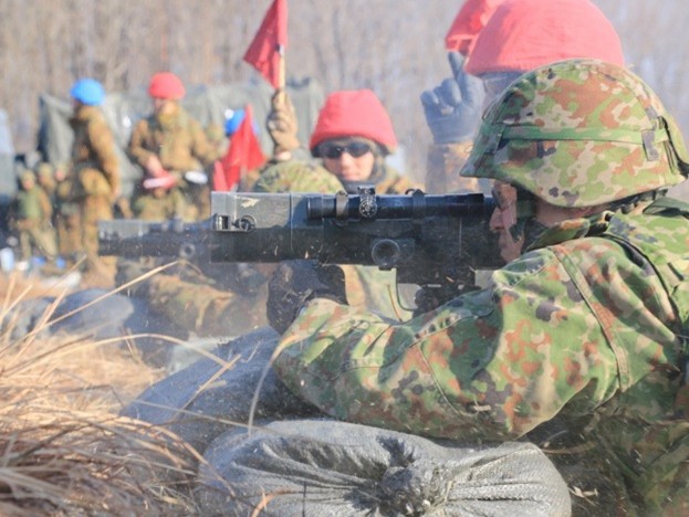 84mm無反動砲実射】 連隊は、あいば野演習場において84mm無