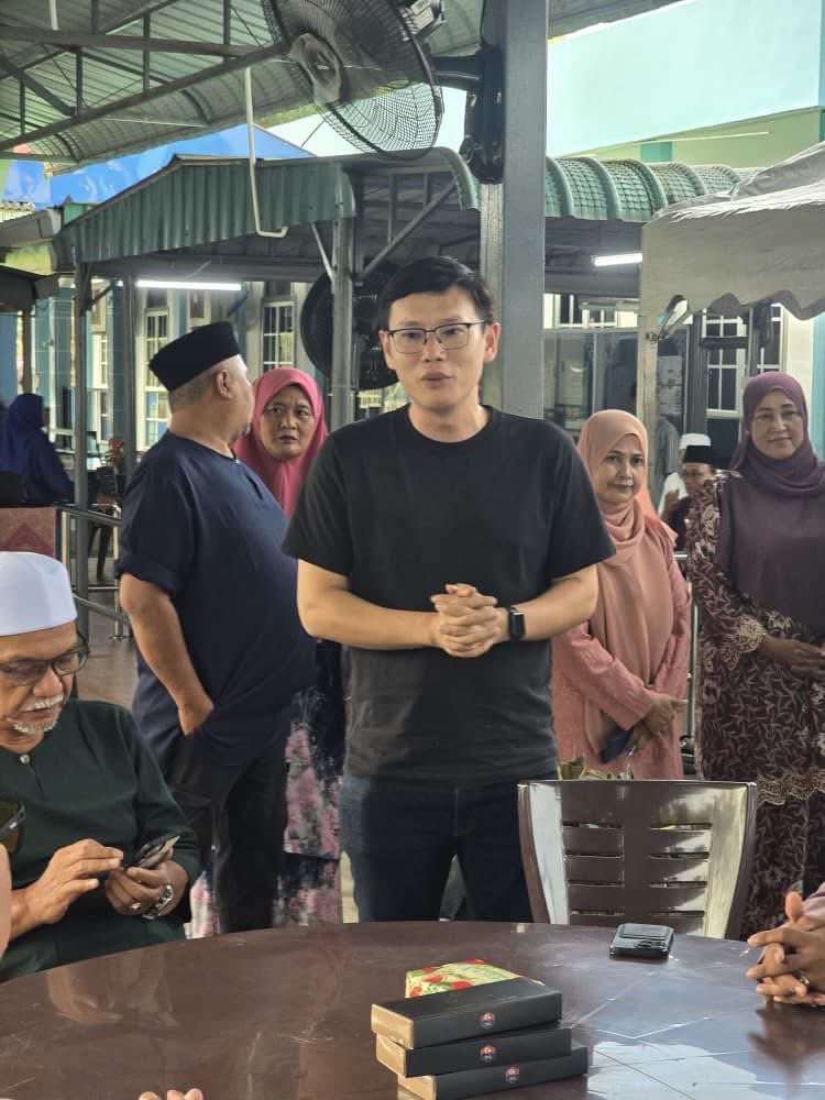 LeeTingHan90's tweet photo. Program Buka Puasa Beramai-ramai Pusat Khidmat DUN Paloh yang ke-8 bagi tahun ini berlangsung dengan penuh kemesraan dan semangat kebersamaan.

Seperti biasa, majlis ini bukan sekadar ruang untuk berbuka puasa bersama, tetapi juga peluang untuk kita menyantuni masyarakat serta menyampaikan sedikit sumbangan kepada mereka yang memerlukan.

Dengan penyampaian bantuan pada hari ini, jumlah keseluruhan penerima yang telah dibantu melalui Pusat Khidmat DUN Paloh sepanjang Ramadan ini kini mencecah 238 isi rumah. Mudah-mudahan sedikit sumbangan ini dapat meringankan beban dan membawa kegembiraan kepada keluarga-keluarga yang menerima.

Terima kasih kepada semua pihak yang sentiasa membantu dan menyokong usaha kebajikan ini — daripada para penyumbang, sukarelawan hingga kepimpinan komuniti setempat.

Semoga segala usaha kecil ini diberkati dan membawa manfaat kepada masyarakat.