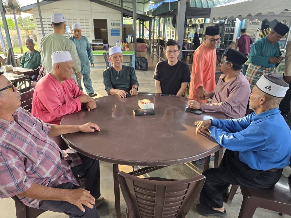 LeeTingHan90's tweet photo. Program Buka Puasa Beramai-ramai Pusat Khidmat DUN Paloh yang ke-8 bagi tahun ini berlangsung dengan penuh kemesraan dan semangat kebersamaan.

Seperti biasa, majlis ini bukan sekadar ruang untuk berbuka puasa bersama, tetapi juga peluang untuk kita menyantuni masyarakat serta menyampaikan sedikit sumbangan kepada mereka yang memerlukan.

Dengan penyampaian bantuan pada hari ini, jumlah keseluruhan penerima yang telah dibantu melalui Pusat Khidmat DUN Paloh sepanjang Ramadan ini kini mencecah 238 isi rumah. Mudah-mudahan sedikit sumbangan ini dapat meringankan beban dan membawa kegembiraan kepada keluarga-keluarga yang menerima.

Terima kasih kepada semua pihak yang sentiasa membantu dan menyokong usaha kebajikan ini — daripada para penyumbang, sukarelawan hingga kepimpinan komuniti setempat.

Semoga segala usaha kecil ini diberkati dan membawa manfaat kepada masyarakat.