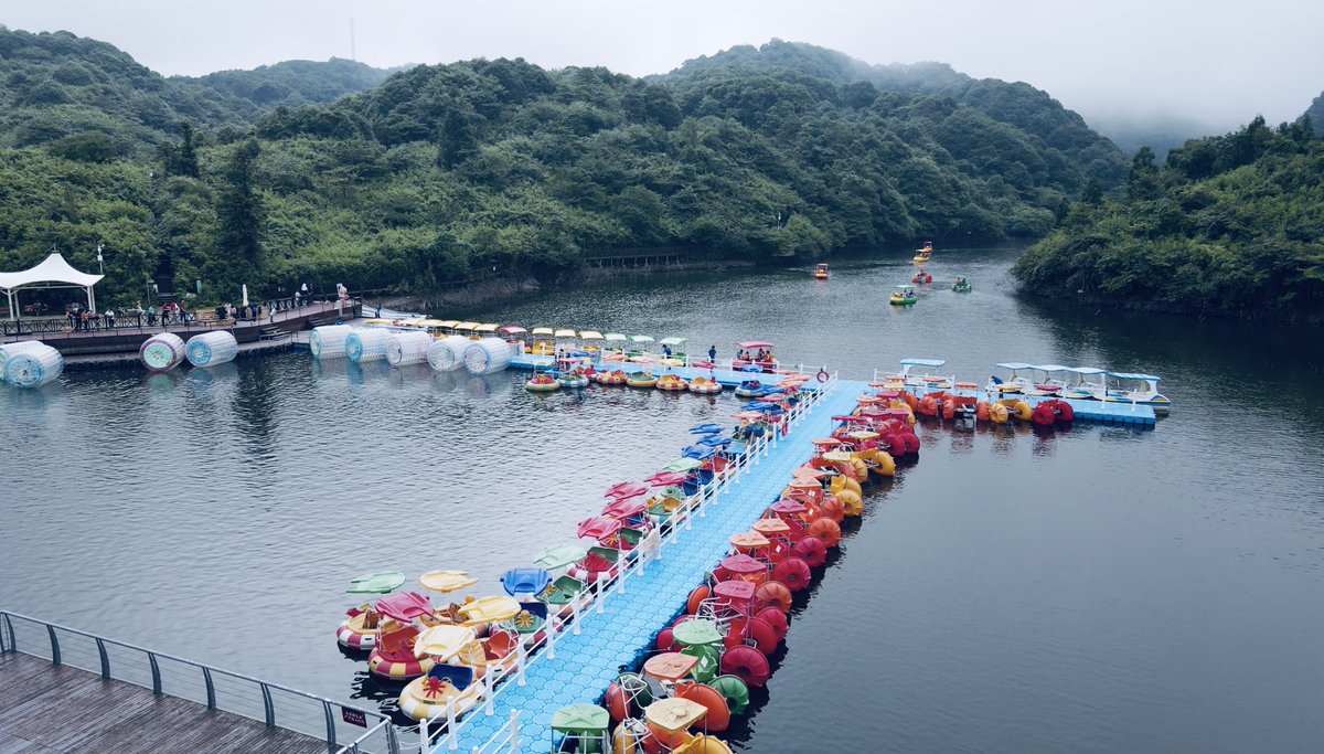 discoverfengdu's tweet photo. Kayaks, paddleboards, hydrofoils, and bubble-rolling machines—Mengyue Lake in summer is a water playground on steroids. Who's coming to get wet and wild? 🚣‍♂️💦
#Fengdu #NantianLake #Chongqing #ChinaTravel #WinterWonderland #SummerEscape #MountainViews #HiddenGem #NatureLovers https://t.co/4mRaQciWre
