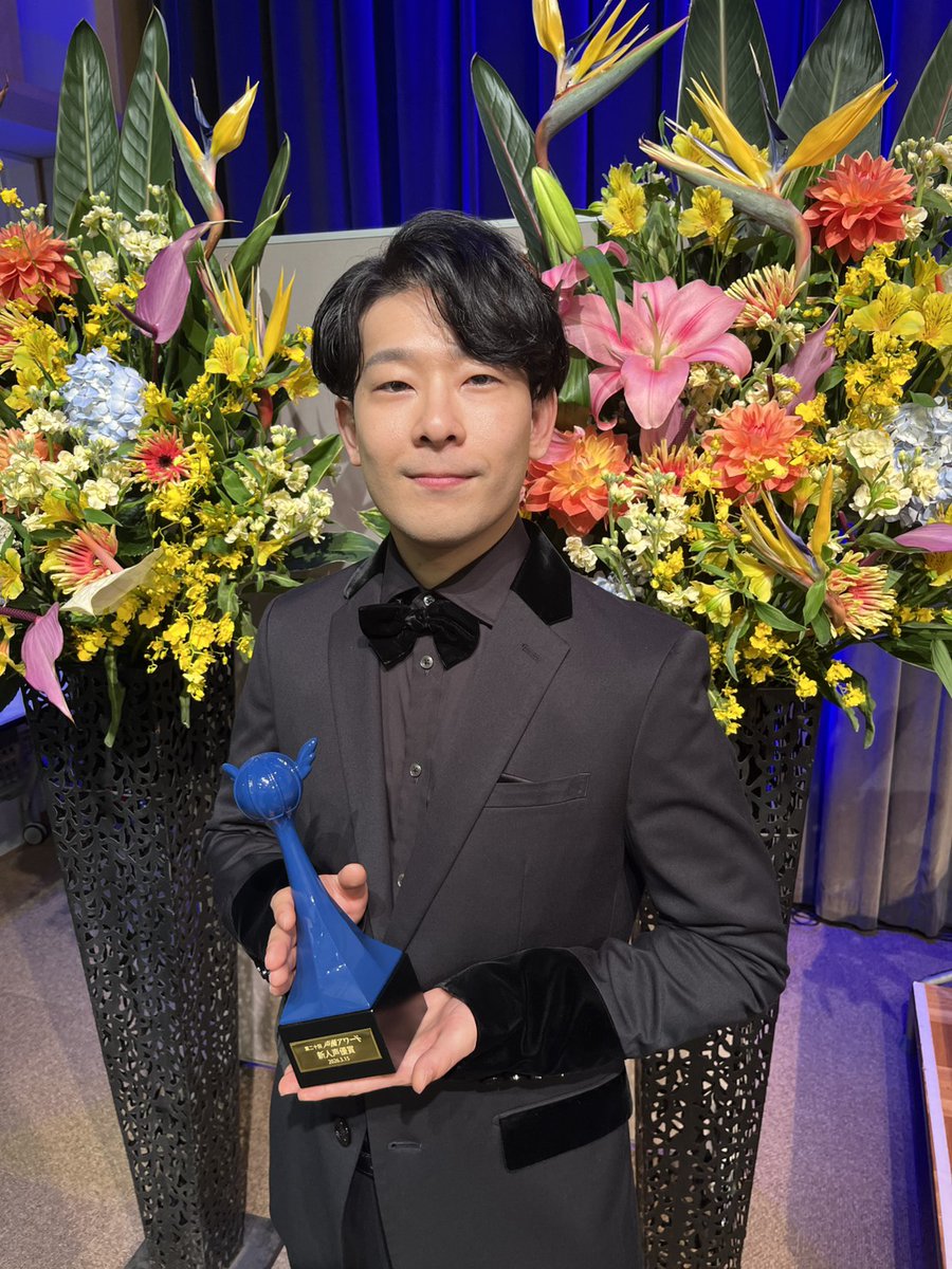 ⋰
📣㊗新人声優賞㊗✨
⋱

TVアニメ『薫る花は凛と咲く』
紬 凛太郎 役 #中山祥徳 さんが
第二十回声優アワードにて
▸▸新人声優賞◂◂を受賞いたしました！

おめでとうございます！

#声優アワード #薫る花は凛と咲く