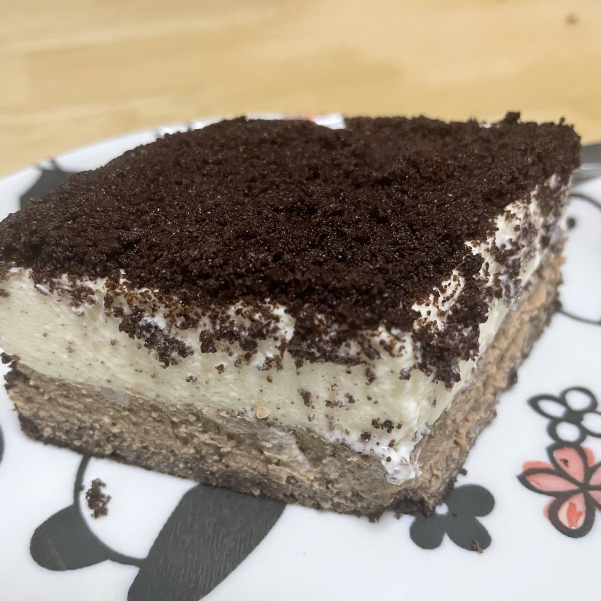 si_Chance07's tweet photo. ルタオのチーズケーキ断面
店名は小樽の逆読みらしい https://t.co/5vgPH4TvhW