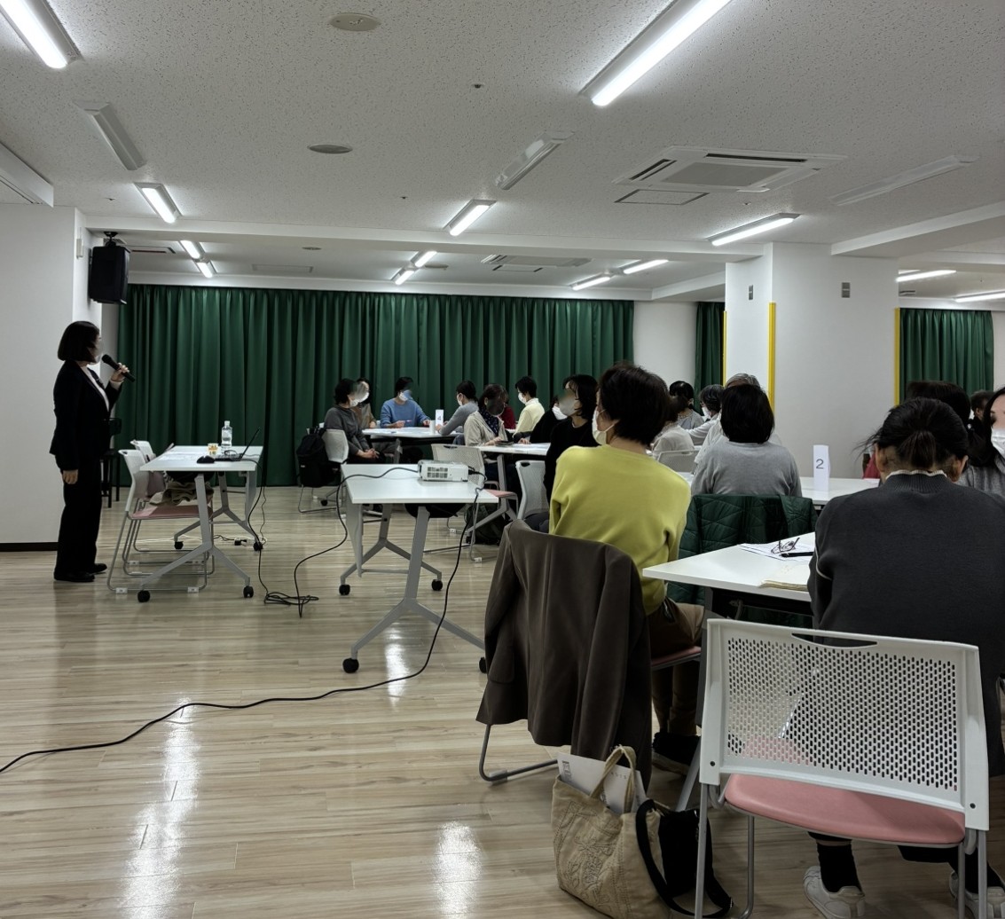 m_jinzai's tweet photo. \ 認知症ケアに関する研修会 報告🍀 /

2月に続き、実践的アプローチをテーマに、
現場でのお悩みや質問を受けての第２回を行いました

研修修了後、リフレーミングを取り入れていきたいというお声をたくさんいただきました

「せっかくの旅行なのに大雨…☔」
➡「雨のおかげで空いていていいね ！」 https://t.co/zAzteRMr0z