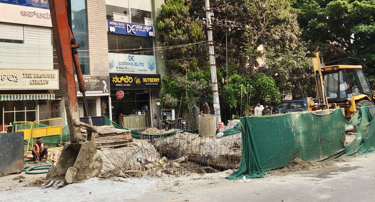 HemanthDevaraj7's tweet photo. @vasudevg @anil_lulla @bengalurupost1 @ChristinMP_ In HSR layout opposite to karadi cafe, they built the same thing and demolished it again, I guess they have discovered uranium https://t.co/hhnns5aIJH