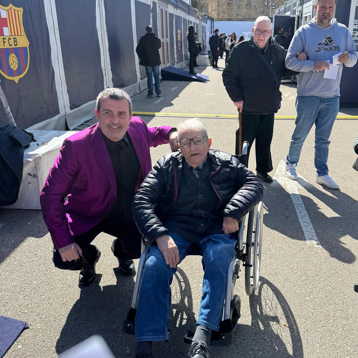 Hg_Cristina11's tweet photo. Cap dels dos no s'ho podia perdre i cap dels dos no ho va fer. Gràcies, professor @XSalaimartin . Ahir vas fer molt feliç el soci 211 del @FCBarcelona_cat !!! ❤️ #DefensemElBarça @EA_Gerard4 @Poblet_10 @AgustiPoblet https://t.co/boIh5ve8Vs