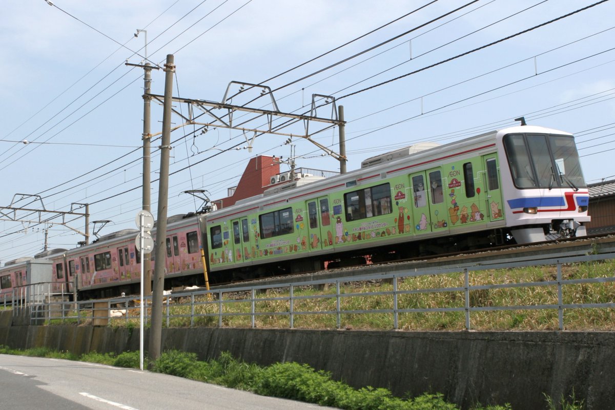 jal1201's tweet photo. 京成松戸線新津田沼駅併設のイオンモール津田沼店(現イオンスタイル津田沼North)は2003年10月4日、鎌ヶ谷店は2004年4月3日にオープンしました。
新京成では8900形8918編成(8918F)をイオンのラッピング広告車として運用してました (1-2枚目:津田沼仕様、3-4枚目:鎌ヶ谷仕様) #京成 #新京成 #京成松戸線 https://t.co/OA0SErvSHJ