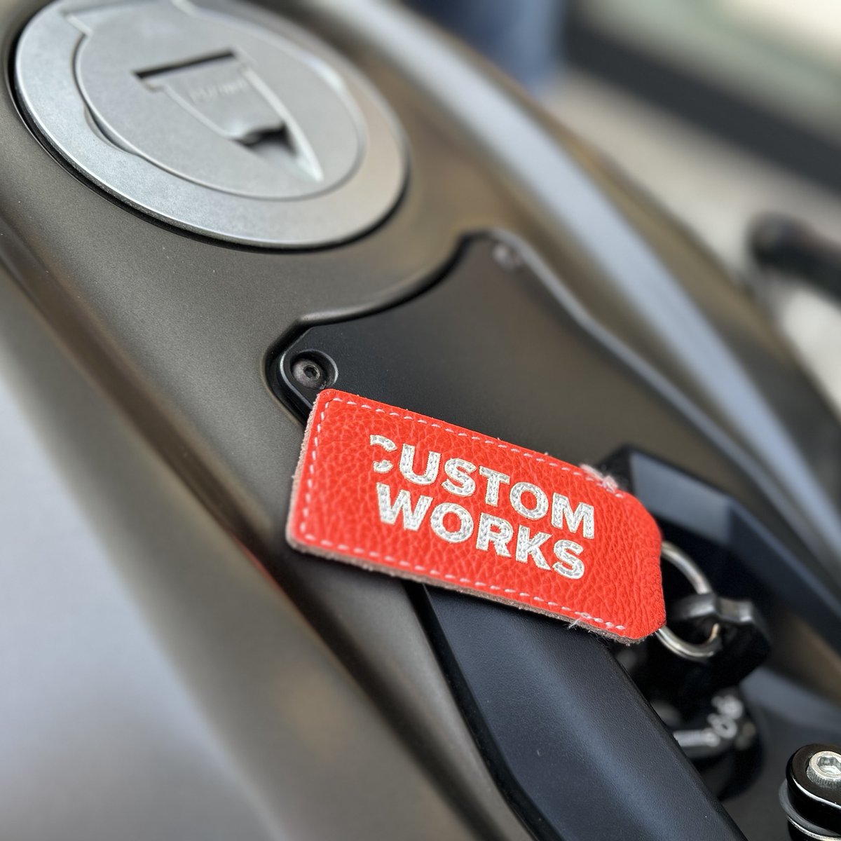 DSetagaya's tweet image. Brilliant #DaineseCrew ＆ #AGVRider !!!

随所に散りばめられたネオンカラーのアクセントが、マシンの機械的な質感に現代的な躍動感を与えつつ、洗練された大人のストリートスタイルとして昇華されていますね。

ご来店ありがとうございました！！！

#ダイネーゼは2年保証
#MVagusta
#Ducati