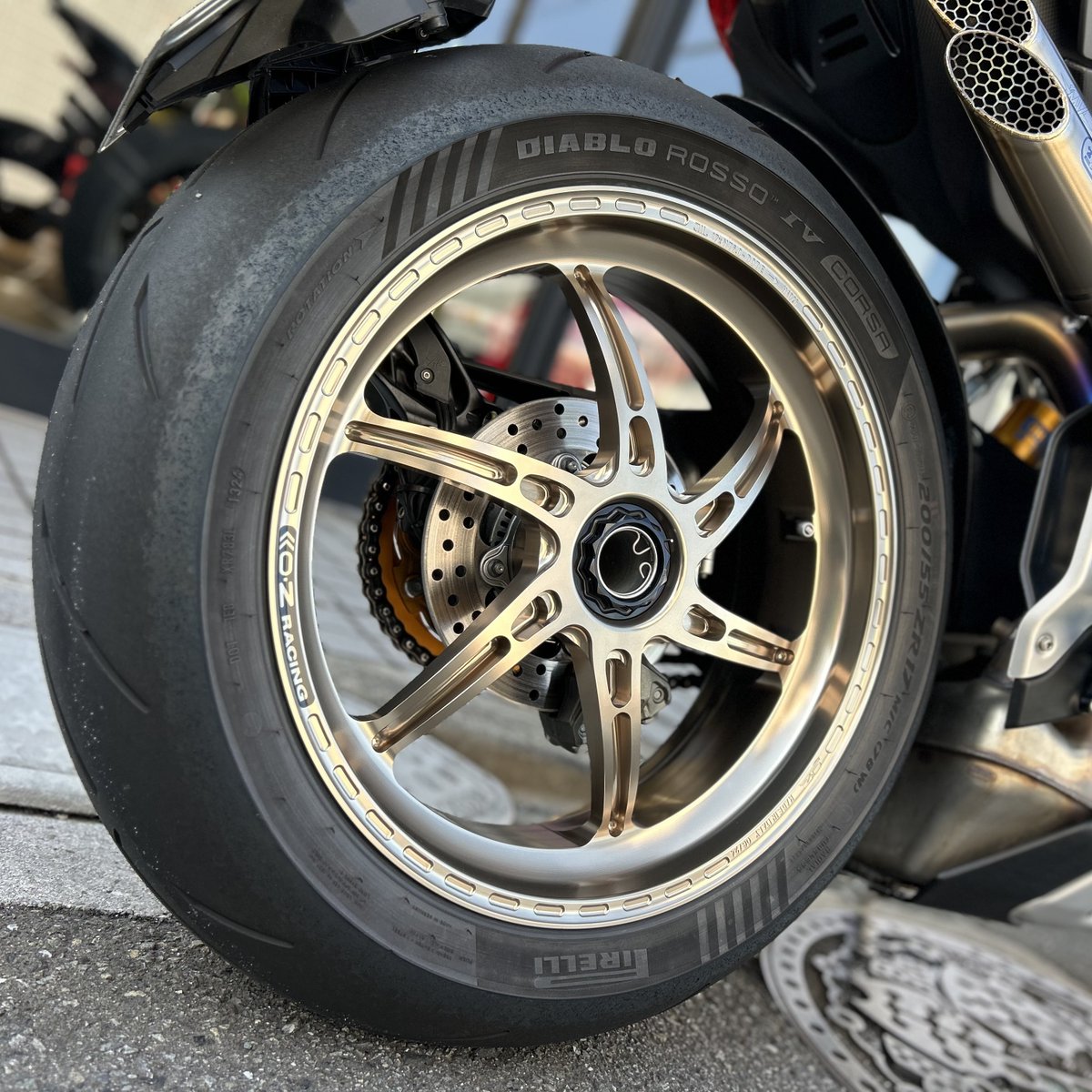 DSetagaya's tweet image. Brilliant #DaineseCrew ＆ #AGVRider !!!

随所に散りばめられたネオンカラーのアクセントが、マシンの機械的な質感に現代的な躍動感を与えつつ、洗練された大人のストリートスタイルとして昇華されていますね。

ご来店ありがとうございました！！！

#ダイネーゼは2年保証
#MVagusta
#Ducati