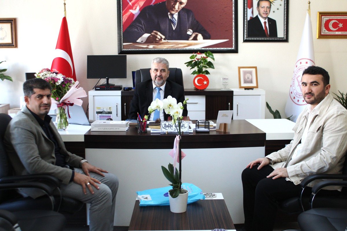 Hayrat Vakfı Didim Temsilcisi Sayın Mükremin TOPLU ve vakıf üyesi Sayın Şaban İlker ÇELEN, müdürlüğümüzü ziyaret ederek İlçe Milli Eğitim Müdürümüz Sayın Mustafa ÇALIŞKAN’a hayırlı olsun dileklerini ilettiler.