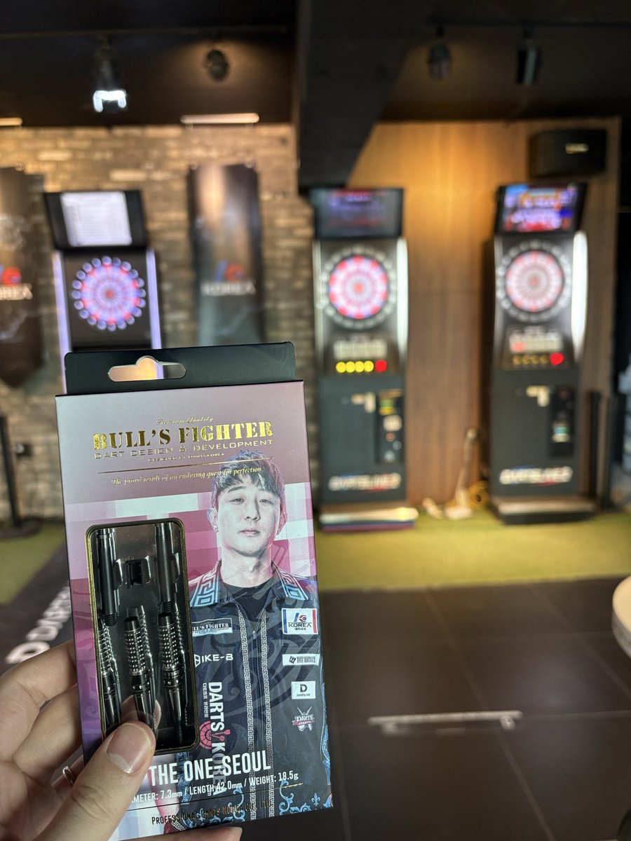 r134Darts's tweet photo. 韓国に来てもダーツ！笑
ノリでチェミンソク選手のバレルを購入☺️
来日のタイミングで韓国に来たの残念！
言語わからないながらも対戦できて楽しかった！！ https://t.co/AavqjKpsvV