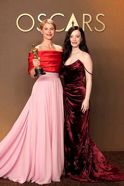 itsherool's tweet photo. ACADEMY AWARD WINNERS JESSIE BUCKLEY AND MIKEY MADISON

#Oscars #Oscar #Oscars2026 https://t.co/pwGNlDrC0t