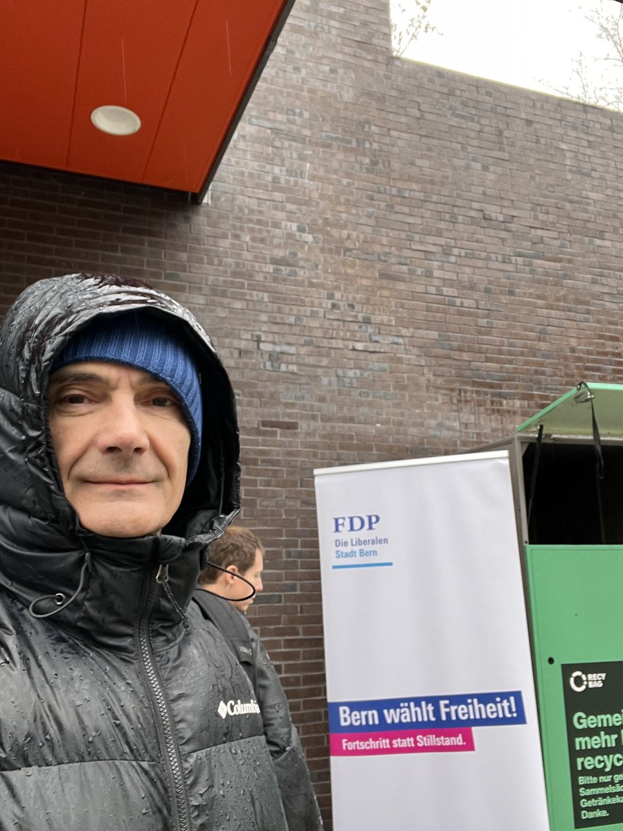 renogunc's tweet photo. Wetter egal. Einsatz total. Für Team Blau. 💙@fdp_stadtbern https://t.co/i6sIzfoqzl