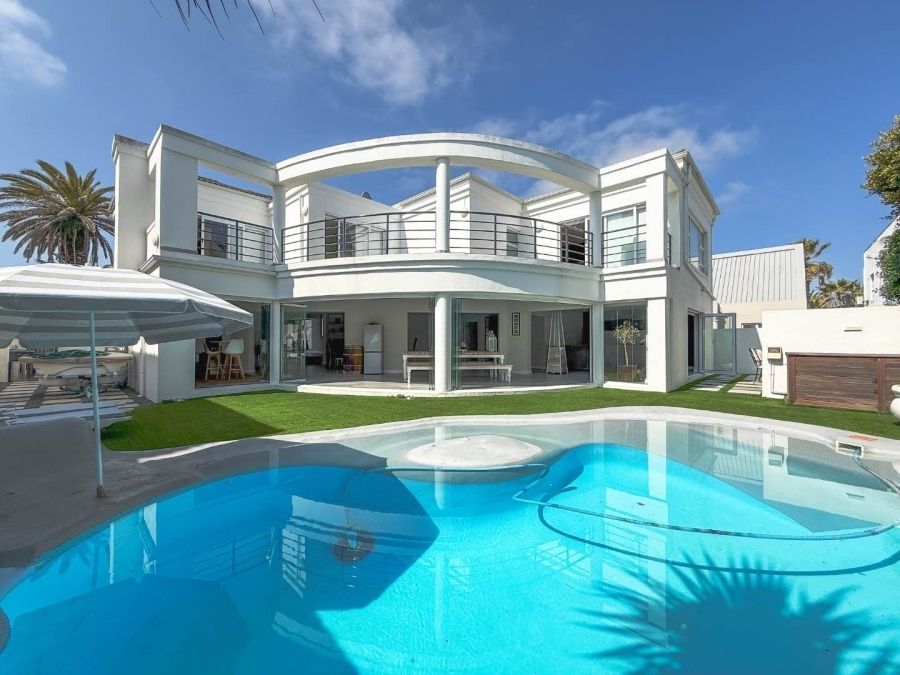 propcentralsa's tweet image. Every corner shines with fine details in this Sunset Beach home. View it now at buff.ly/PubX5h0 listed for R12,500,000
5 Bedrooms| 5.5 Bathrooms| 2 Garages| Pool
Follow #PropertyCentral for #EXTREME property
#CoastalLiving #DreamHome #SunsetBeach