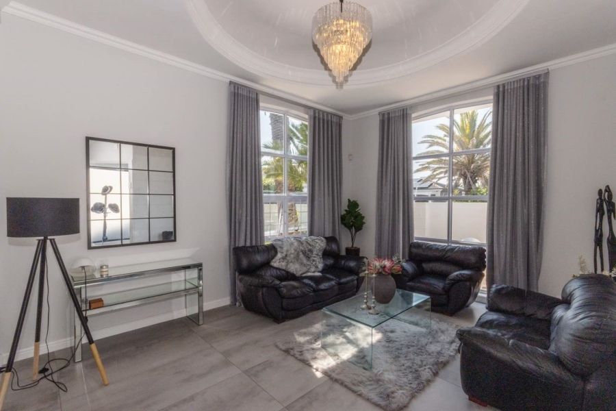 propcentralsa's tweet image. Every corner shines with fine details in this Sunset Beach home. View it now at buff.ly/PubX5h0 listed for R12,500,000
5 Bedrooms| 5.5 Bathrooms| 2 Garages| Pool
Follow #PropertyCentral for #EXTREME property
#CoastalLiving #DreamHome #SunsetBeach