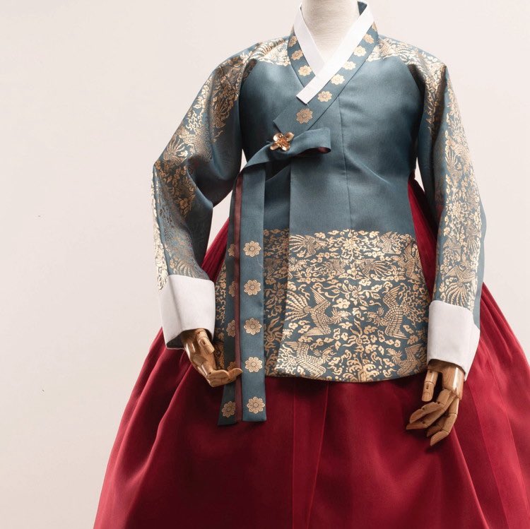 obsessed with the little cultural details in rei’s oscars outfit w/ the phoenix motif (봉황무늬: royal authority, grace, virtue) + clouds motif (longevity, divine blessing)! this was traditionally reserved for female royalty &amp; is often incorporated in the queen’s clothing 😌✨