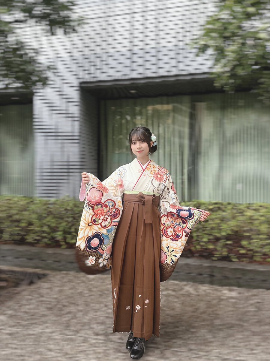 stu4th_official's tweet photo. 大学卒業しました🎓🌸

関わってくださった皆さん、 本当にありがとうございました。

直接お伝えしたい気持ちもあるので、 感謝は一人一人にしっかり伝えたいと思います。

そしてこれからも精進していきます！☺︎

#髙村栞里 #STU48_4期研究生 https://t.co/tetHDY4juz