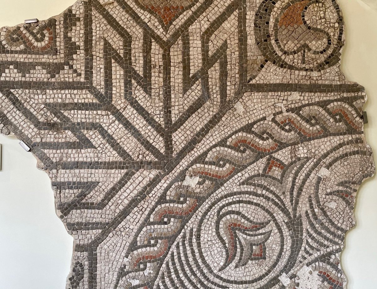 KPW1453's tweet image. Second century AD floral mosaic fragment from Roman Winchester (Venta Belgarum). Discovered in the ‘Brooks’ area of the city, the mosaic is now part of the collections at Winchester City Museum. 📸 My own. #MosaicMonday #RomanBritain #Winchester