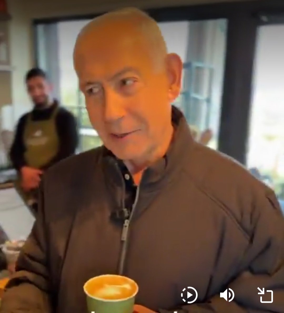 PolitikEnjoyer's tweet image. About 9 seconds in, lazy latte art. Simple no frills no bs. But look at 58 seconds in! Well defined. Latte art dissipates with time, it doesn't get stronger, especially with movement...

Another thing that doesn't add up.

#netanyahuisdead