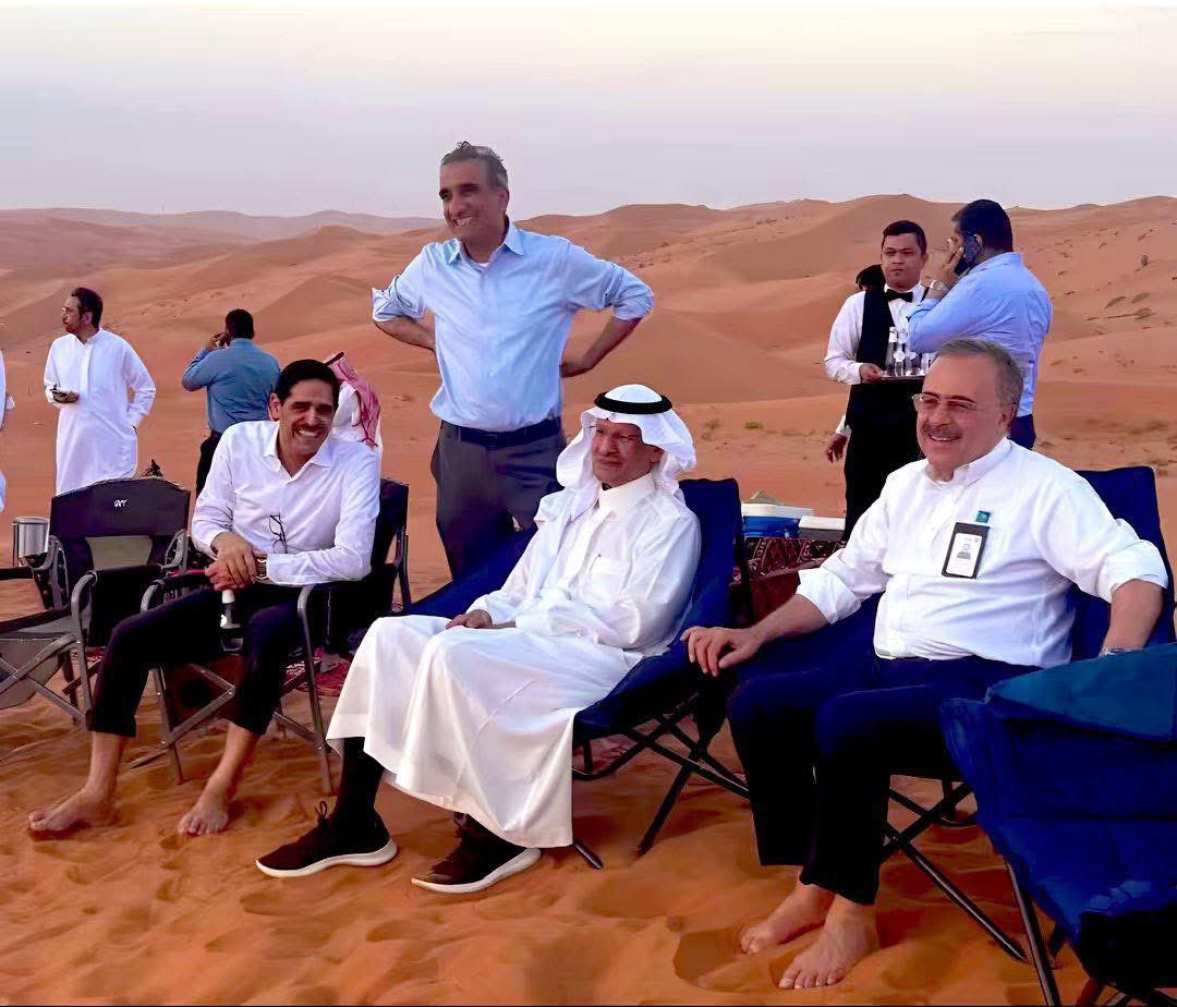 صورة اليوم.. البدو قادة قطاع الطاقة على مستوى العالم حفاة على رمال أرضهم بالربع الخالي:

-وزير الطاقة الأمير عبدالعزيز بن سلمان.
-رئيس أكبر شركة بالعالم #أرامكو_السعودية أمين الناصر.
-رئيس التنقيب والإنتاج الأستاذ ناصر النعيمي.

من على رمال أرضنا المباركة (ندير اقتصاد