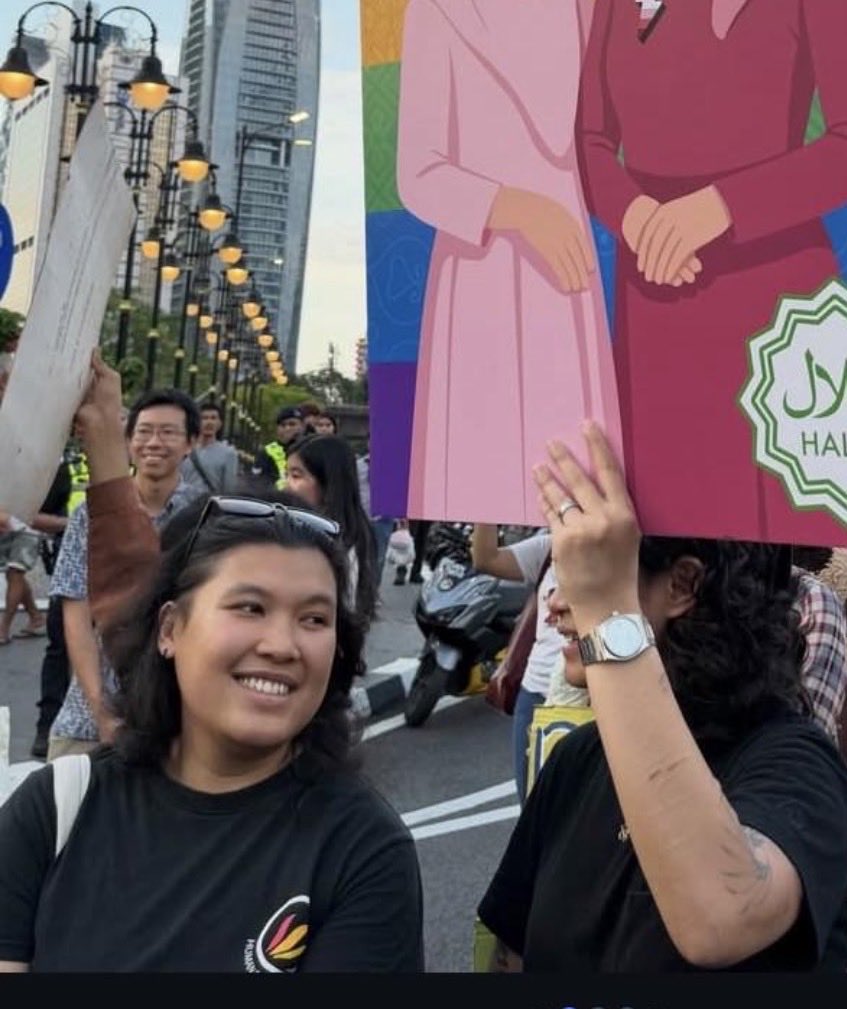 ForAzhar00's tweet photo. Orang sama kah yang haritu bawak placard hina al quran? https://t.co/mGgvlskIy3
