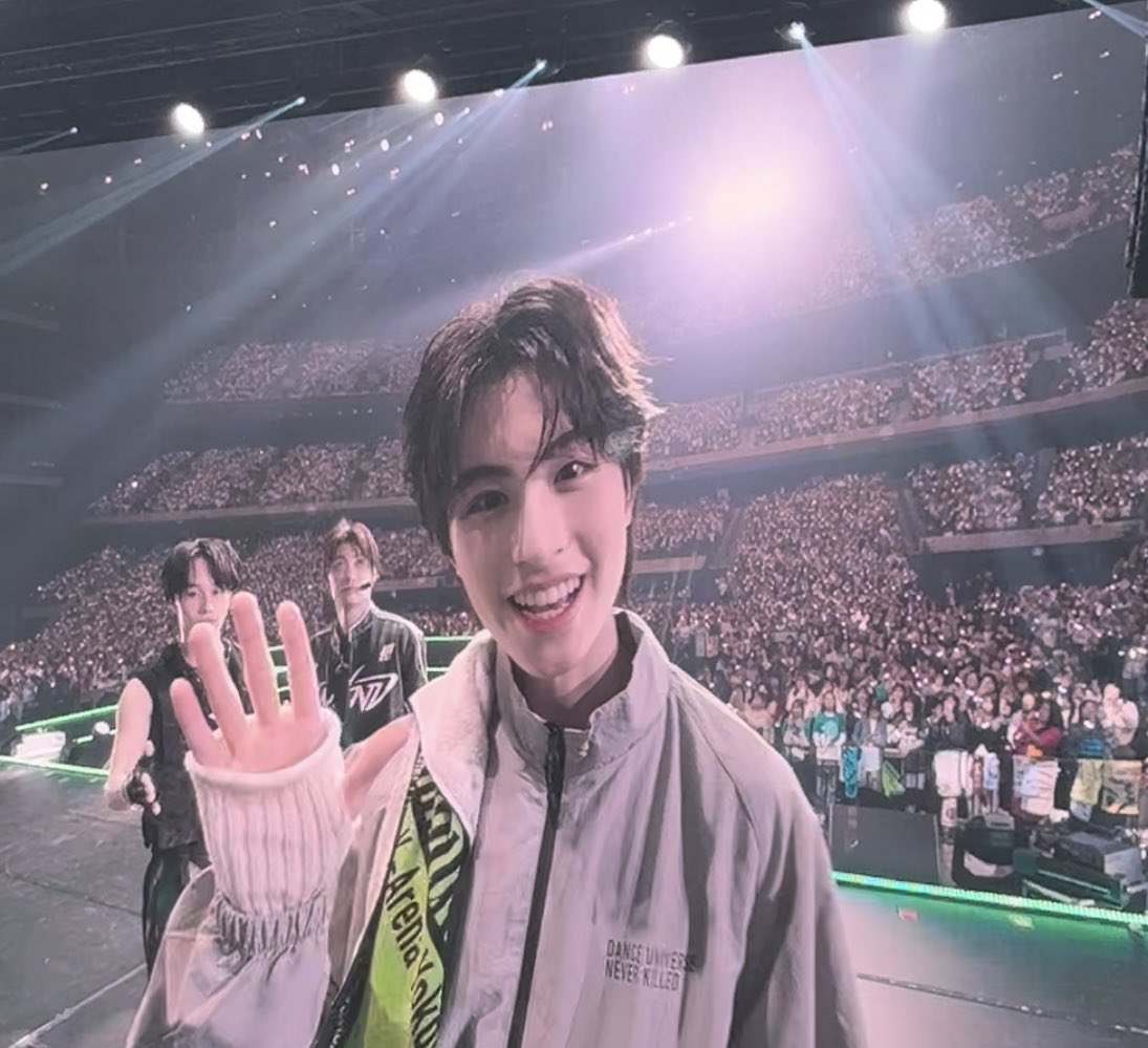 Yuriiii39's tweet photo. BUSさん退場シーン👋🏻✨
一生懸命日本語でお話ししてくれて
かわいかったです🙂‍↕️💖
周りの人たちもみんな「かわいい〜♡」って言うてた😹🇹🇭
またMAZZELとコラボして欲しいな🫶🏻

#D_U_N_K_xBUS
#D_U_N_K_
#BUSbecauseofyouishine https://t.co/9rkT6zvMvV