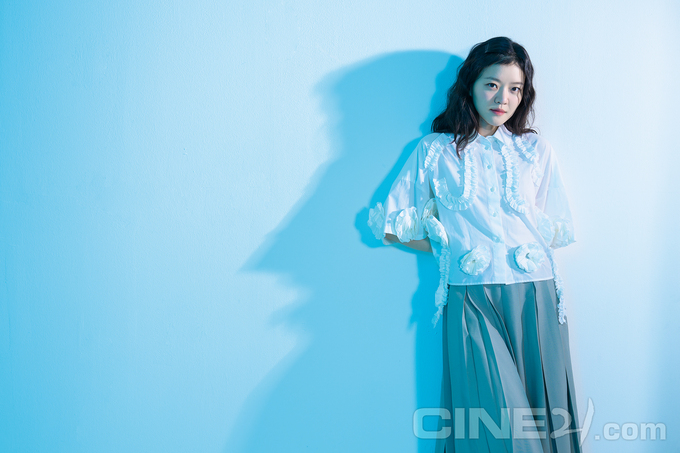 cine21_editor's tweet photo. "나의 첫 멜로는 <파반느>여야 한다"는 단단한 의지로 작품을 지켜온 배우

넷플릭스 <파반느>에 이어 3월 18일 개봉하는 <극장의 시간들>까지, 창작의 영역을 한 발 옆에서 지켜보며 깊어진 고아성의 세계를 전합니다 🏙️📽️

🔗https://t.co/vi1E1L6w6w https://t.co/UGu35MaXhq