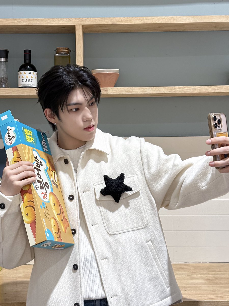 [📸]

연태 생일 축하해!!!
귀엽고 멋있는 모습을 많이 보여줘서 
너한테 배우는 것들 많은 것 같아
같이 랩하고 노는 것도 재밌어! 앞으로 더 같이 놀쟈🦖

#YUHZ #유어즈 
#HYO #효