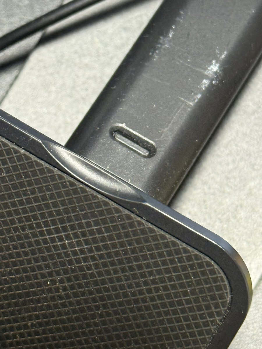 使い倒してるスマホスタンドをふと見て、
「あれ…？もしやここにUSB-C挿せてスマホ乗せるだけで充電できるやつだったりする？」と半興奮でケーブルを当てがったら、見事に挿せなくてチッ。