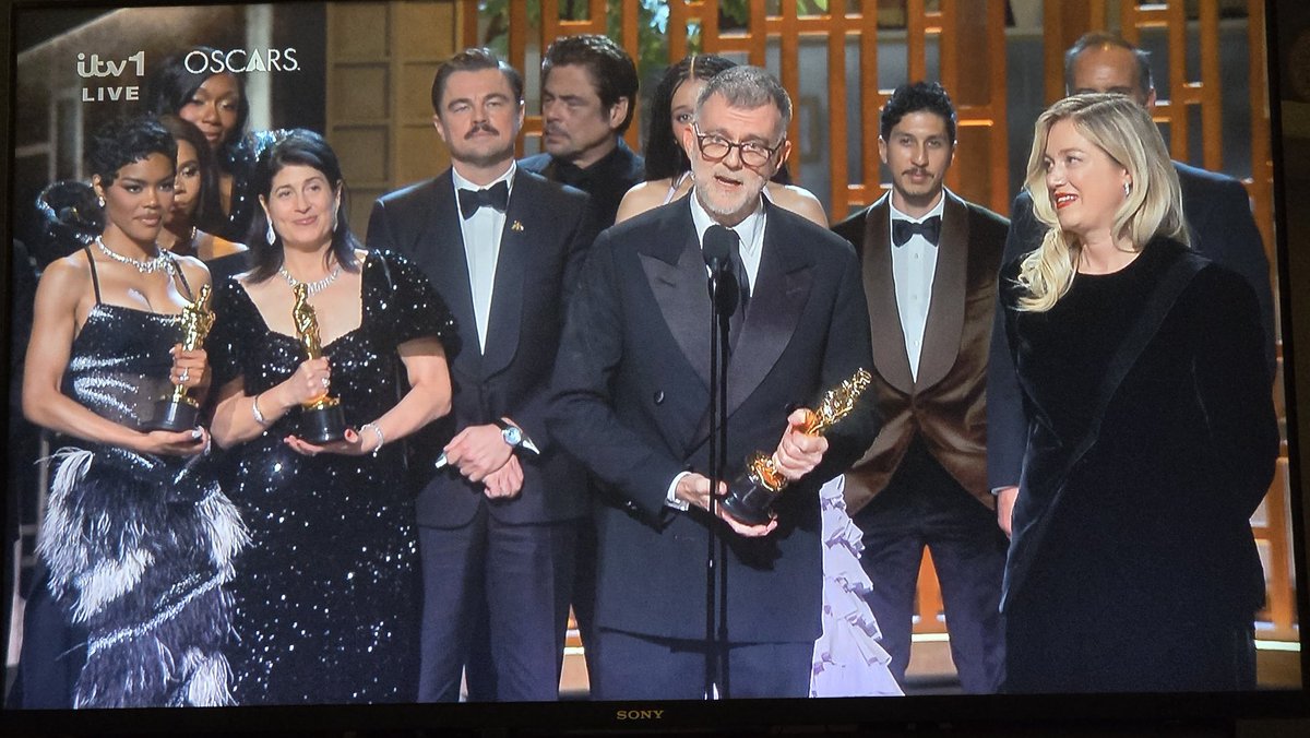 JStevo_'s tweet photo. Teyana Taylor rushing the stage, snatching the award of Nicole Kidman and proceding to hold it as if she'd won her own is arguably the dick move of the night🤣
#Oscars #AcademyAwards #OneBattleAfterAnother https://t.co/7eGjL6P5Pe
