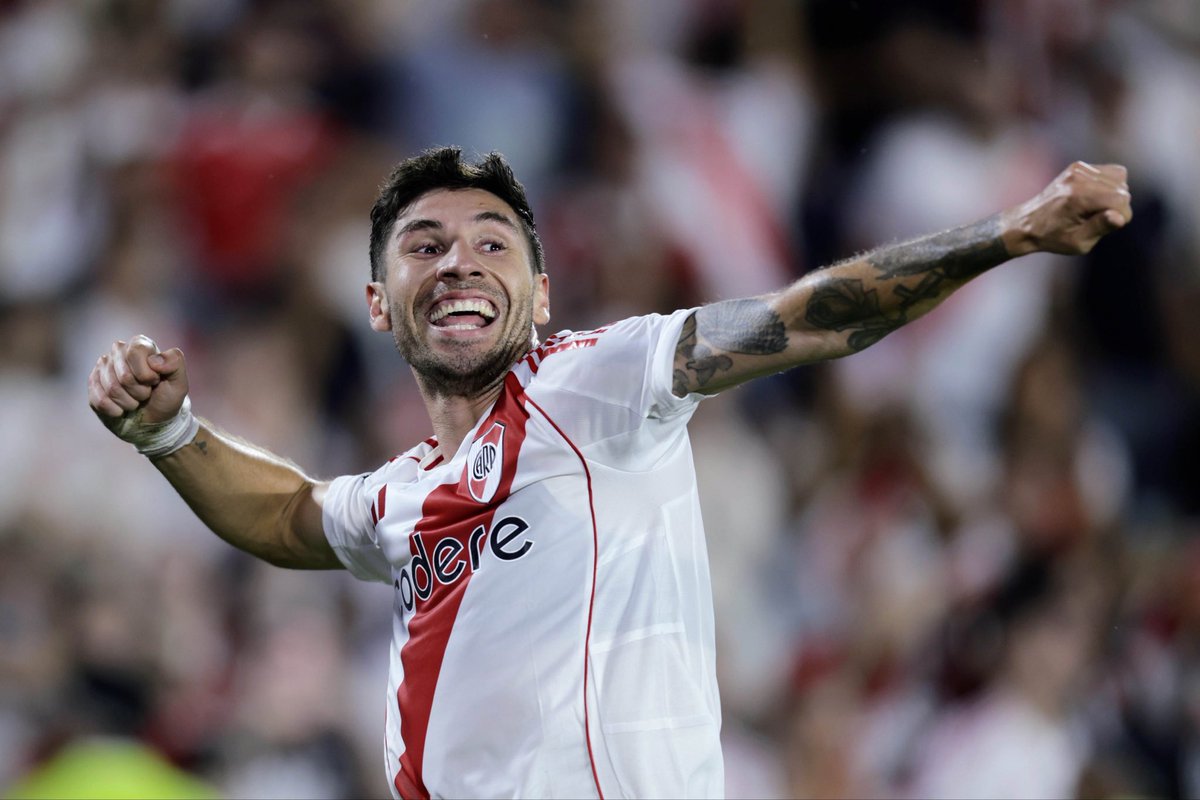 Cuando jugás con el corazón en la mano. Cuando defendés así la camiseta del club del que sos fana. Cuando vas y volvés por el carril hasta el minuto 96. Cuando sos figura, una vez más, siendo 4, te merecés que la cancha se rinda a tus pies.
Cache es el símbolo de la recuperación.