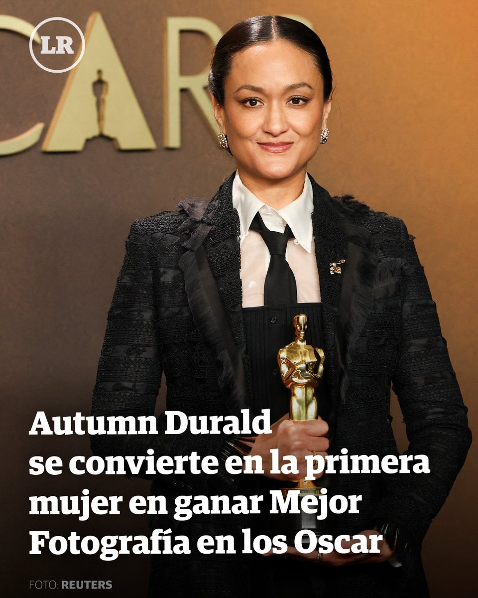 LaRazon_mx's tweet photo. 🏆Autumm Durald hizo historia en los #Oscars2026, al convertirse en la primera mujer en ganar el galardón a mejor fotografía por su trabajo en la película #Pecadores, también conocida como #Sinners. 🎬✨
📸La fotógrafa estadounidense fue además la primera mujer en grabar para el formato iMax, durante la realización de la cinta dirigida por Ryan Coogler. “Quiero que las mujeres se pongan de pie porque es cierto que no podría estar aquí sin ustedes. Lo digo en serio”, señaló Autumn Durald al aceptar su galardón.
https://t.co/CMokxYzNP6