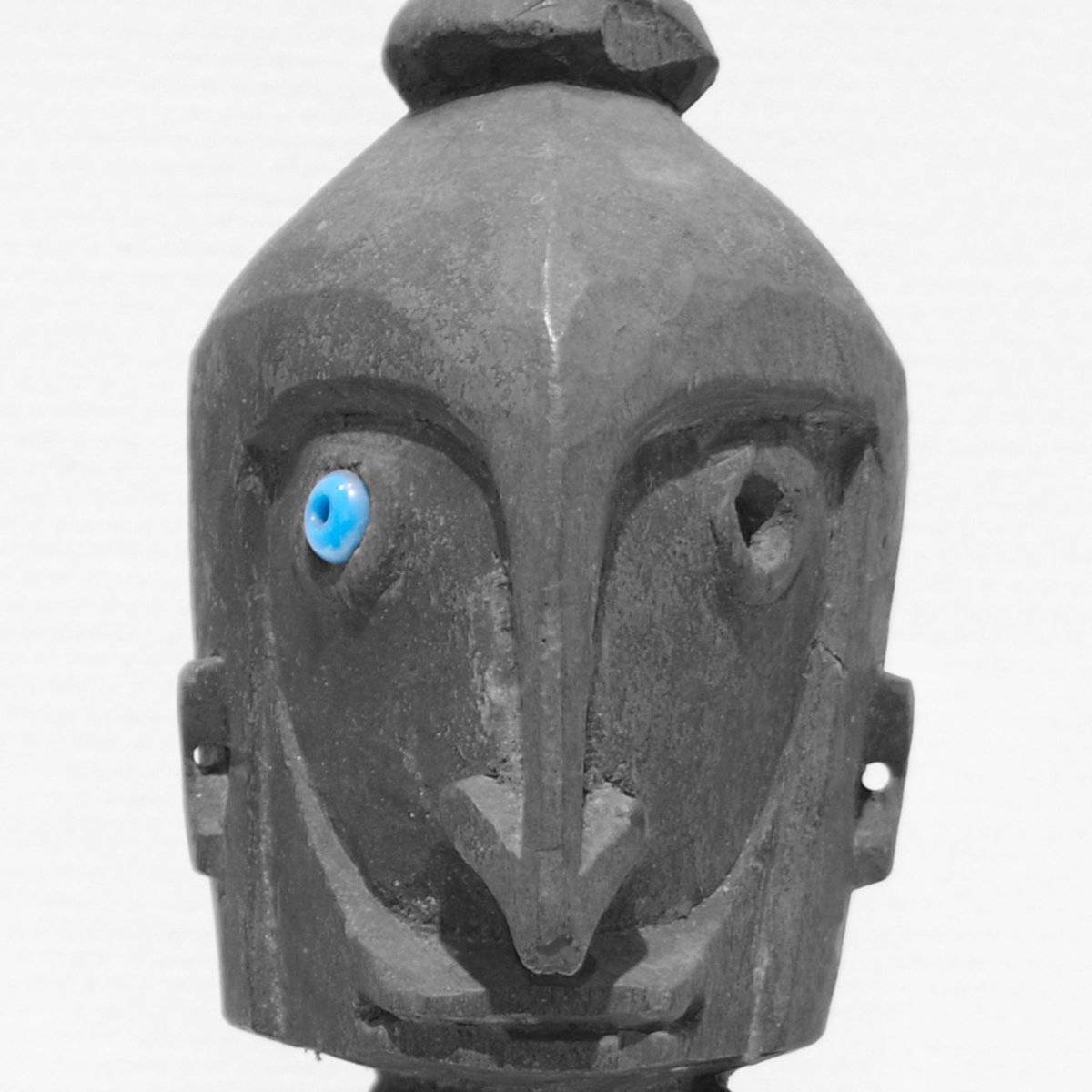 museum_commons's tweet image. [👀Eyes of Things👀]
今月開幕した #モノたちの目 展では、民族学考古学専攻が所蔵する資料の中でも、目が象られた資料を出品。'モノ'に対する人間の一方的な視点から、’モノ’が人間に向ける眼差しに意識を転じた時、そこには何が映し出されてきたのでしょうか。#KeMCo #oceania #melanesia #museum