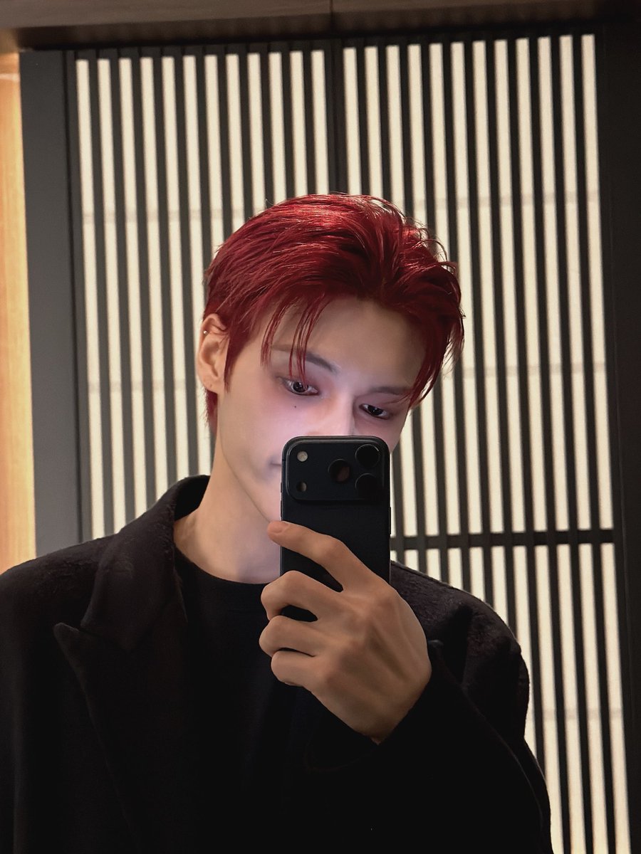 Just_wy_'s tweet photo. 빨머 정우영의 
거울셀카는 그저 좋은 느낌을 줌... https://t.co/sTb3czioHb