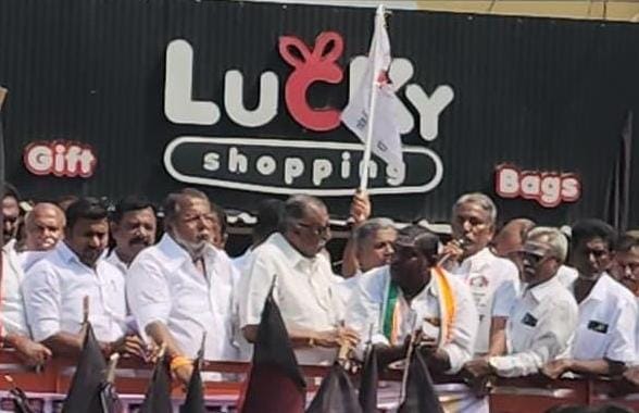 mnmsalemzn's tweet photo. நேற்று நடைபெற்ற கேஸ் சிலிண்டர் தட்டுப்பாட்டை குறிப்பிட்டு மத்திய அரசைக் கண்டித்து மதசார்பற்ற முற்போக்கு கூட்டணி சார்பில் போராட்டத்தில் மநீம சேலம் மண்டல செயலாளர் காமராஜ் மற்றும் நிர்வாகிகள் கலந்து கொண்டனர்
இடம்: சங்ககிரி

 #TNRejectsNDA 
#Kamalhaasan_MP
#Makkalneedhimaiam https://t.co/2BefGl3Ygi