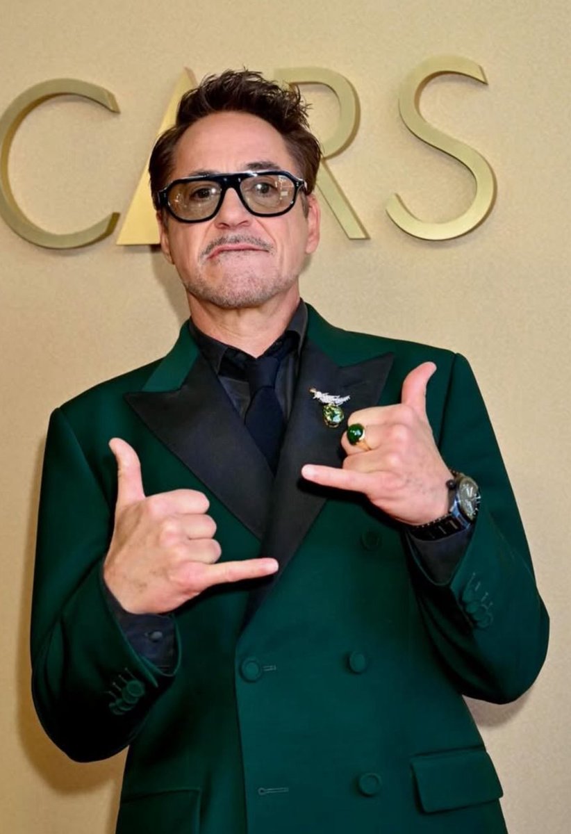 starkxpalmer's tweet photo. he took his own red carpet photos, my king 💚 https://t.co/awwfL49OU5