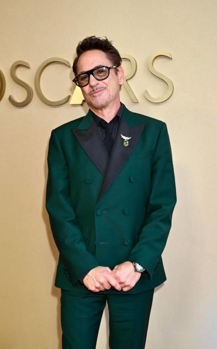 starkxpalmer's tweet photo. he took his own red carpet photos, my king 💚 https://t.co/awwfL49OU5